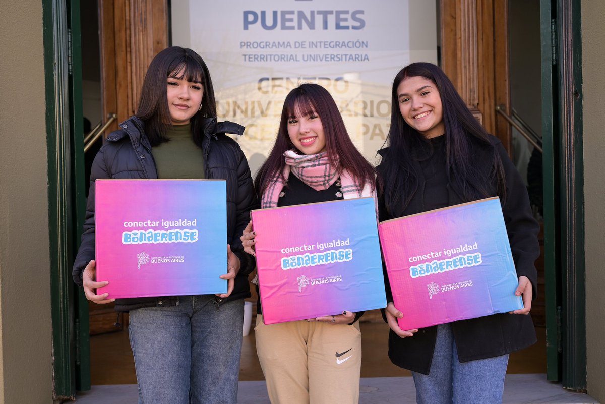Con la entrega de netbooks #ConectarIgualdadBonaerense posibilitamos que cada estudiante acceda a las herramientas necesarias para aprender, soñar y desarrollarse.

Este programa busca reducir la brecha digital y acercar a las y los jóvenes la tecnología que facilita un