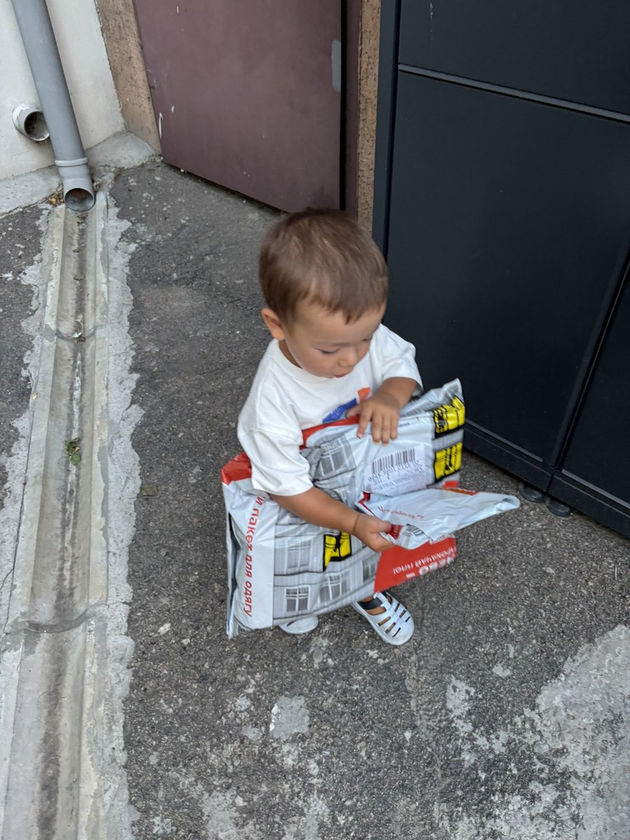 Тимофій на стільки любить ходити в магазин, що навіть почувши як ми не кажучи куди саме тато піде сам без нас, зрозумів що мова йде про магазин і почав вимагати піти за «плібом» (хлібом). Довелось всім збиратись і іти разом😭 (зате ще й посилки носить помічник)