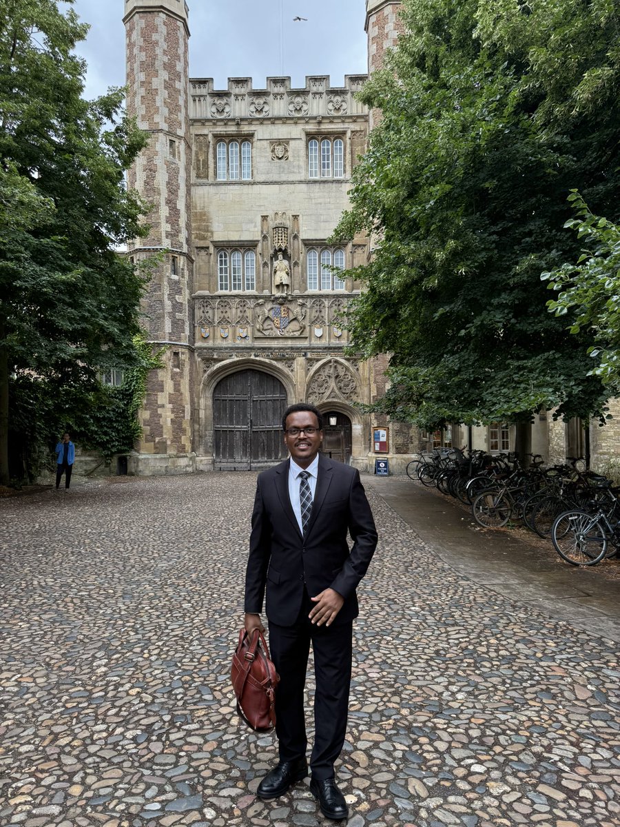 Abdirahman_Gaas's tweet image. 📍 Trinity College, @Cambridge_Uni
In front of the majestic Great Gate of Trinity College, a symbol of enduring scholarship, vision, and legacy. Founded by King Henry VIII in 1546, this historic college has been home to world-changing minds, from Sir #Isaac_Newton to some of…