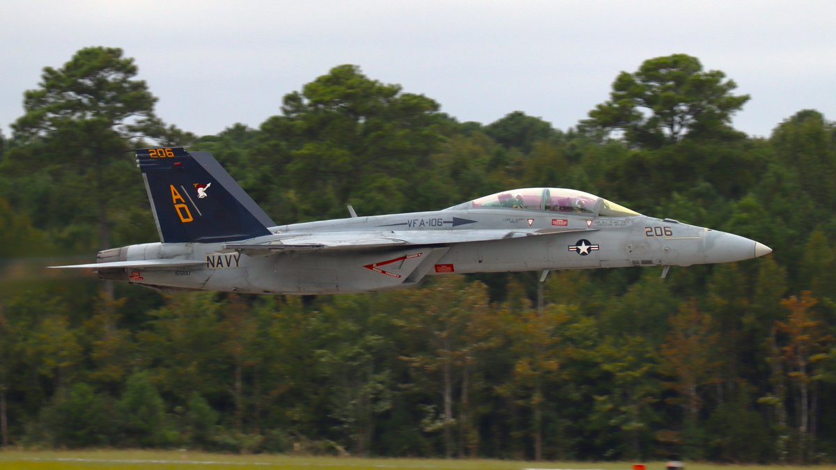 MARR_Airplanes's tweet photo. McDonnell Douglas F/A-18E Super Hornet Display and Demonstration @NASOceana DOD open house and airshow 2024 part 3. Including a low pass from VFA-106. 👍😁
#nasoceana #militaryaviation #fighterjets #aviationlovers #avgeek #photography #f18e #boeing https://t.co/p1JUg7dR06