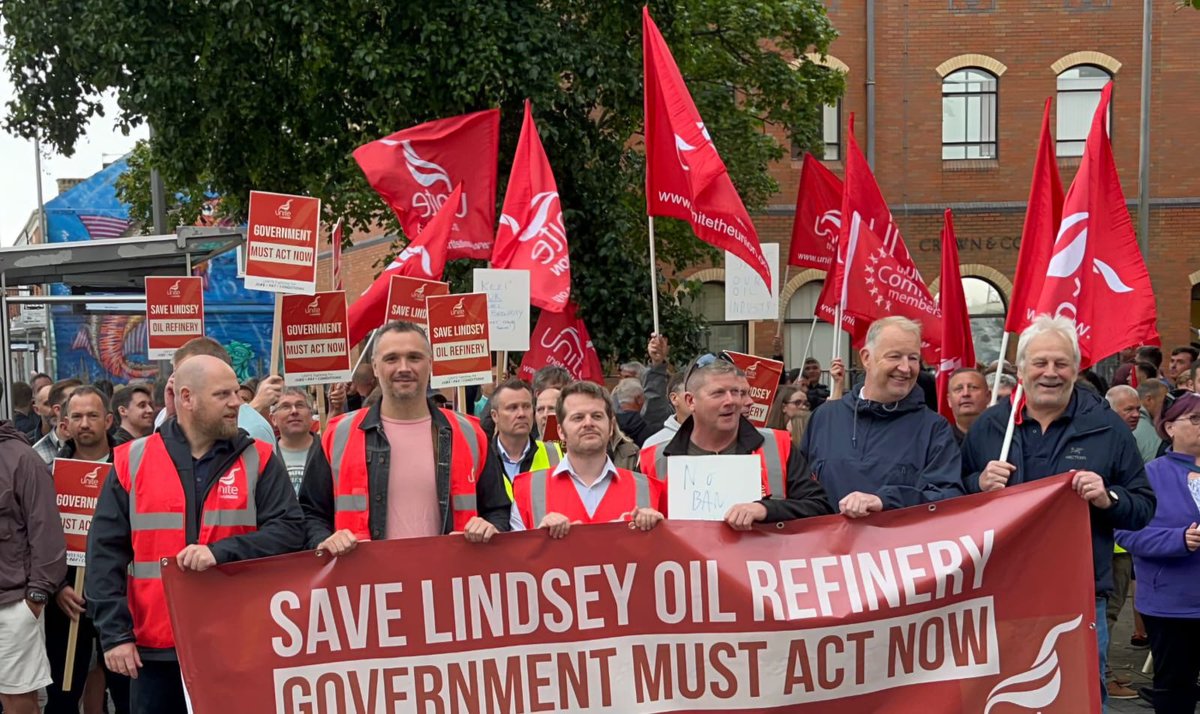 greaterlincscca's tweet image. Today @andreajenkyns spoke to 200 people at a rally outside Grimsby Town Hall.
Pledging continued support for everyone affected by the likely Prax LOR closure, she promised to keep the pressure on Government to take more action.
greaterlincolnshire-cca.gov.uk/news/article/2…