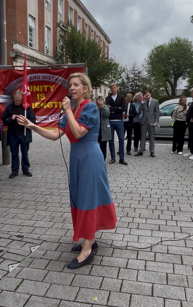 greaterlincscca's tweet image. Today @andreajenkyns spoke to 200 people at a rally outside Grimsby Town Hall.
Pledging continued support for everyone affected by the likely Prax LOR closure, she promised to keep the pressure on Government to take more action.
greaterlincolnshire-cca.gov.uk/news/article/2…