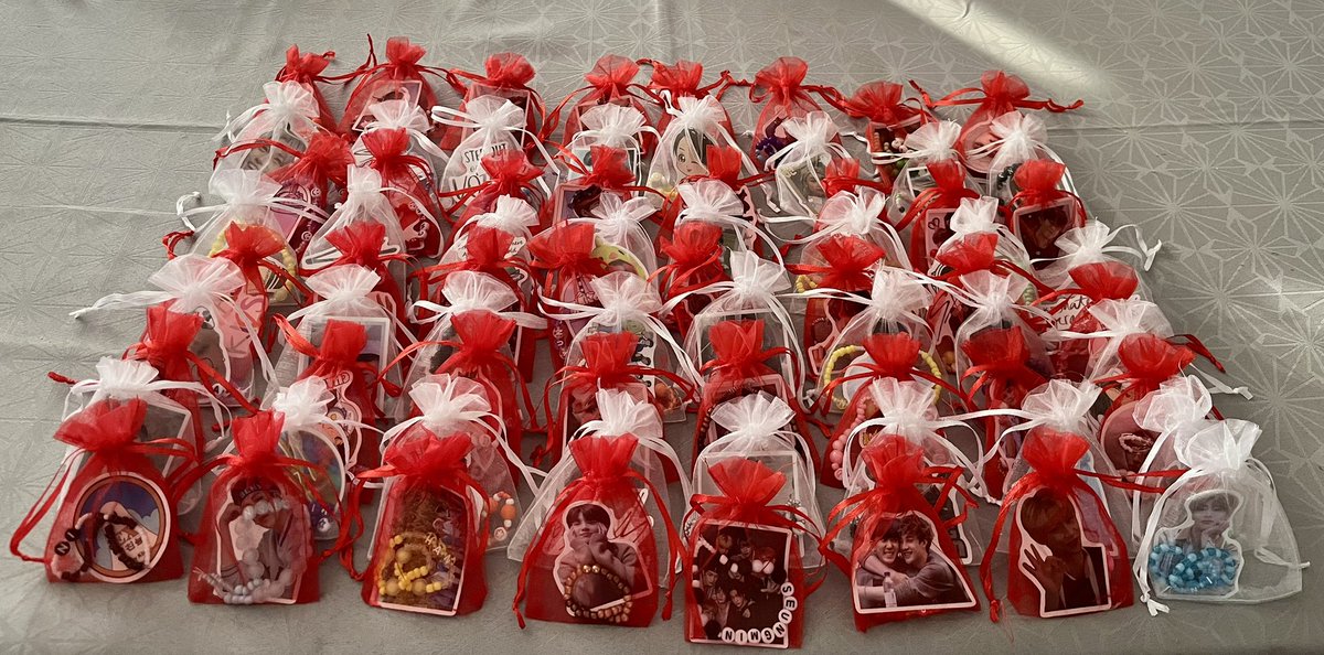 mel_dchl's tweet photo. Hello Stay!
Avec le concert de Stray Kids prochainement, @kys_luvrr et moi avons créé des freebies!
Ils sont presque terminés, ils contiennent des bracelets ainsi qu'un sticker pour certains
N'hésitez pas à venir nous voir
@StrayKidsFrance 
#straykidsinparis #StrayKids_dominATE https://t.co/p1g0orRacH