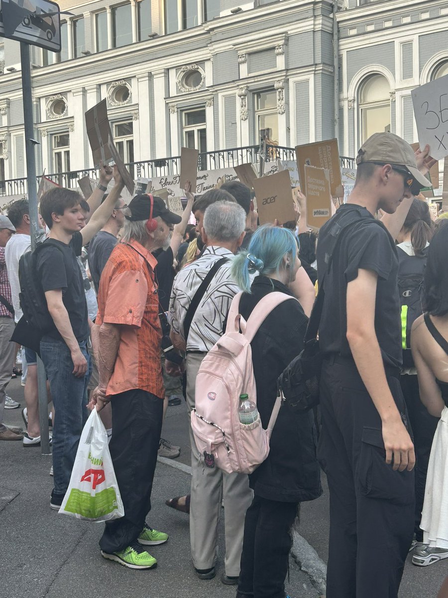 Сьогодні заїхала на мітінг по раніше і не так довго, з 18 до 21, бо я вижата як лимон через роботу і хочу виспатись, але мої фаворити сьогодні, це два друга дідуся, вони кричали усі лозунги, хлопали і виглядали дуже залученими, круті