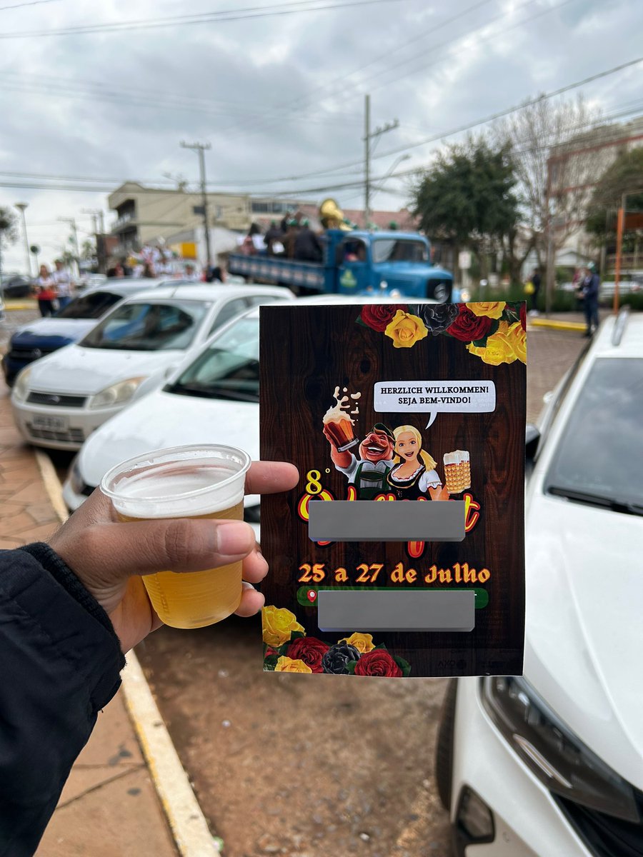 alfapobre's tweet image. tava tranquilamente andando pelas ruas e de repente um caminhao cheio de alemao parou e um grupo veio na minha direΓ§ao
ja fui colocando a mao na cabeΓ§a achando q era abordagem mas ai eles me deram um panfleto de um evento e um copo de chope(?)
perfeitamente tankavel o sulistil