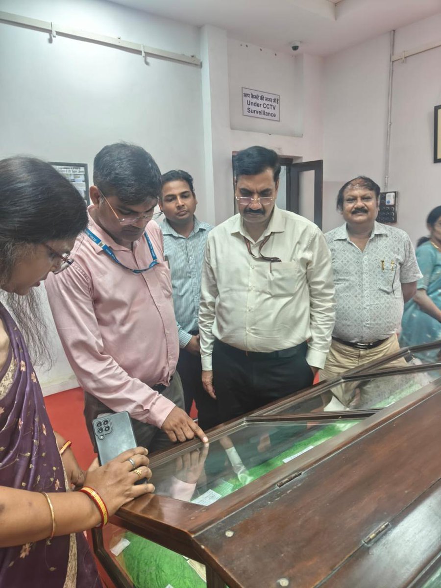 ccrhindia's tweet photo. सीसीआरएच और लखनऊ विश्वविद्यालय के बीच होम्योपैथी में प्रयुक्त औषधीय पादपों के मानकीकरण हेतु समझौता ज्ञापन पर हस्ताक्षर

केंद्रीय होम्योपैथी अनुसंधान परिषद (सीसीआरएच), नई दिल्ली ने दिनांक 24 जुलाई 2025 को लखनऊ विश्वविद्यालय, लखनऊ के साथ परियोजना आधारित समझौता ज्ञापन (एमओयू) पर हस्ताक्षर किये|  
माननीय कुलपति, लखनऊ विश्वविद्यालय, प्रो. आलोक कुमार राय एवं सीसीआरएच के महानिदेशक डॉ. सुभाष कौशिक ने आपसी समझौता ज्ञापन का औपचारिक आदान-प्रदान किया। समझौते पर सीसीआरएच के महानिदेशक डॉ. सुभाष कौशिक और लखनऊ विश्वविद्यालय, लखनऊ के कुल सचिव  डॉ. भावना मिश्रा द्वारा  हस्ताक्षर किए गए। 
 समझौता ज्ञापन हेतु सीसीआरएच मुख्यालय से समन्वयन डॉ. दिग्विजय वर्मा वैज्ञानिक-I, एवं लखनऊ विश्वविद्यालय, लखनऊ से डॉ.  गौरी सक्सेना, प्रोफेसर एवं विभागाध्यक्ष वनस्पति विज्ञान द्वारा किया गया| 
अन्य अधिकारियों के रूप में केंद्रीय होम्योपैथी अनुसंधान संस्थान, लखनऊ के प्रभारी अधिकारी डॉ.  लिपि पुष्पा, डॉ.  रोजा वाराणसी, वैज्ञानिक-IV, तथा डॉ. अमित श्रीवास्तव वैज्ञानिक-II, सहित परिषद एवं संस्थान के अधिकारी एवं कर्मचारी तथा लखनऊ विश्वविद्यालय, लखनऊ के वनस्पति विज्ञान विभाग से प्रो. शालिनी श्रीवास्तव, प्रो. एस. एन. पाण्डेय, डॉ. प्रवीन गुप्ता और डॉ.  कविता अरोड़ा मौजूद रहे|   
सीसीआरएच और लखनऊ विश्वविद्यालय, लखनऊ के मध्य समझौता ज्ञापन से पादप आधारित औषधियों के औषधि मानकीकरण में  अध्ययनों को बढ़ावा मिलेगा|

MoU Signed Between CCRH and University of Lucknow for Standardization of Medicinal Plants used in Homoeopathy*

The Central Council for Research in Homoeopathy (CCRH), New Delhi, signed a project-based Memorandum of Understanding (MoU) with the University of Lucknow, Lucknow, on July 24, 2025.
Hon’ble Vice-Chancellor, University of Lucknow, Prof. Alok Kumar Rai, and Dr. Subhash Kaushik, Director General of CCRH, formally exchanged the Memorandum of Understanding (MoU). The MoU was signed by Dr. Subhash Kaushik and Dr. Bhavana Mishra, Registrar of the University of Lucknow.
The coordination for the MoU was done by Dr. Digvijay Verma, Scientist-I from CCRH Headquarters, and Dr. Gauri Saxena, Professor and Head, Department of Botany, University of Lucknow.
Other officials present at the event included Dr. Lipi Pushpa, Officer-in-Charge of Central Research Institute for Homoeopathy, Lucknow; Dr. Rosa Varanasi, Scientist-IV; and Dr. Amit Srivastava, Scientist-II, along with other officials and staff from the Council and Institute. From Department of Botany, University of Lucknow, Prof. Shalini Srivastava, Prof. S.N. Pandey, Dr. Praveen Gupta and Dr. Kavita Arora were also present during the event.
The MoU between CCRH and the University of Lucknow will promote studies in the drug standardization of plant-based medicines.
