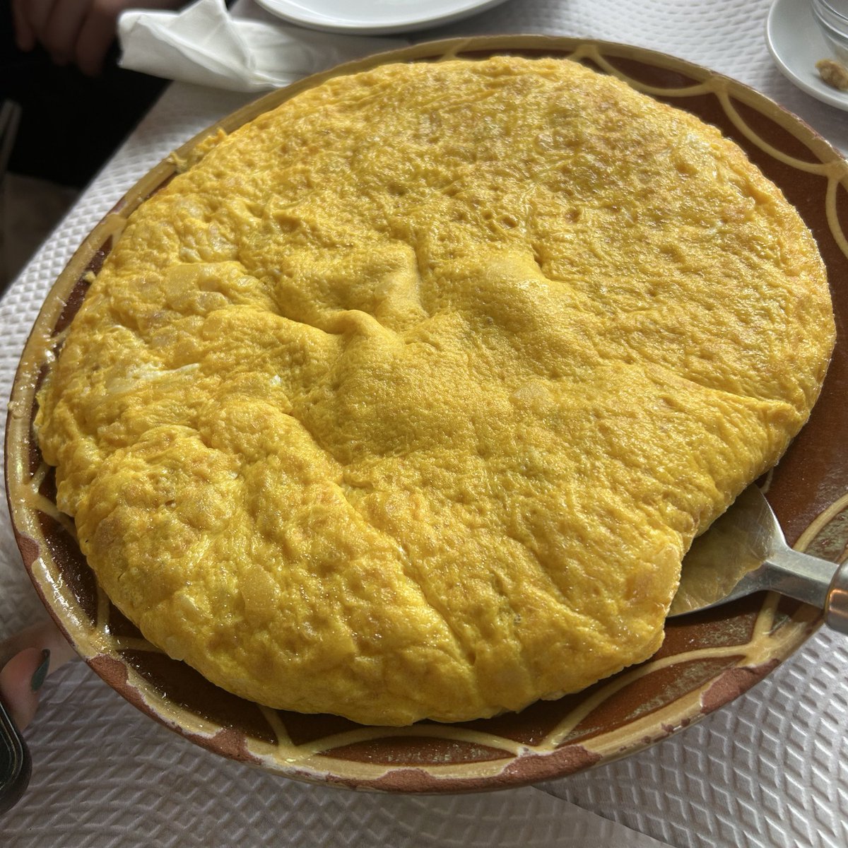 juanoflyer's tweet photo. La dieta peregrina que recomiendo: 
1. Ensaladilla
2. Chipirones
3. Pulpo
4. Tortilla
5. Jamón serrano 
6. Queso de Arzúa
7. Cerveza Estrella Galicia o 1906, en las cantidades que el cuerpo pida
8. Tarta de Santiago 
9. Duraznos paraguayos (o también llamados japoneses)
10. Vino Albariño
