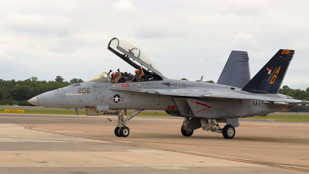 MARR_Airplanes's tweet photo. Some pictures of the F/A-18E Super Hornets demonstration fighters participating in the @NASOceana 2024 airshow arriving back to the base.
#nasoceana #militaryaviation #fighterjets #aviationlovers #avgeek #photography #f18e #boeing https://t.co/TKqtPlGmoZ