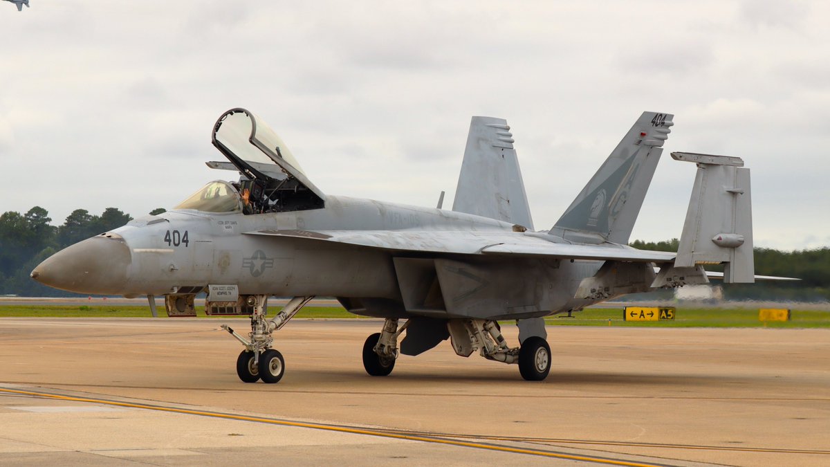 MARR_Airplanes's tweet photo. Some pictures of the F/A-18E Super Hornets demonstration fighters participating in the @NASOceana 2024 airshow arriving back to the base.
#nasoceana #militaryaviation #fighterjets #aviationlovers #avgeek #photography #f18e #boeing https://t.co/TKqtPlGmoZ