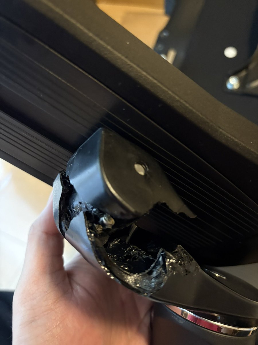 ketugorira's tweet image. auto fullＭ6 ultraというゲーミングチェア。
初期不良で完全に壊れており
メールにて電話での対応を求めた所、完全に無視。
最初に返信きたきり、その後はなにを問い合わせても無視。

非常に残念でなりません。
#ゲーミングチェア
#autofull
#M6ultra