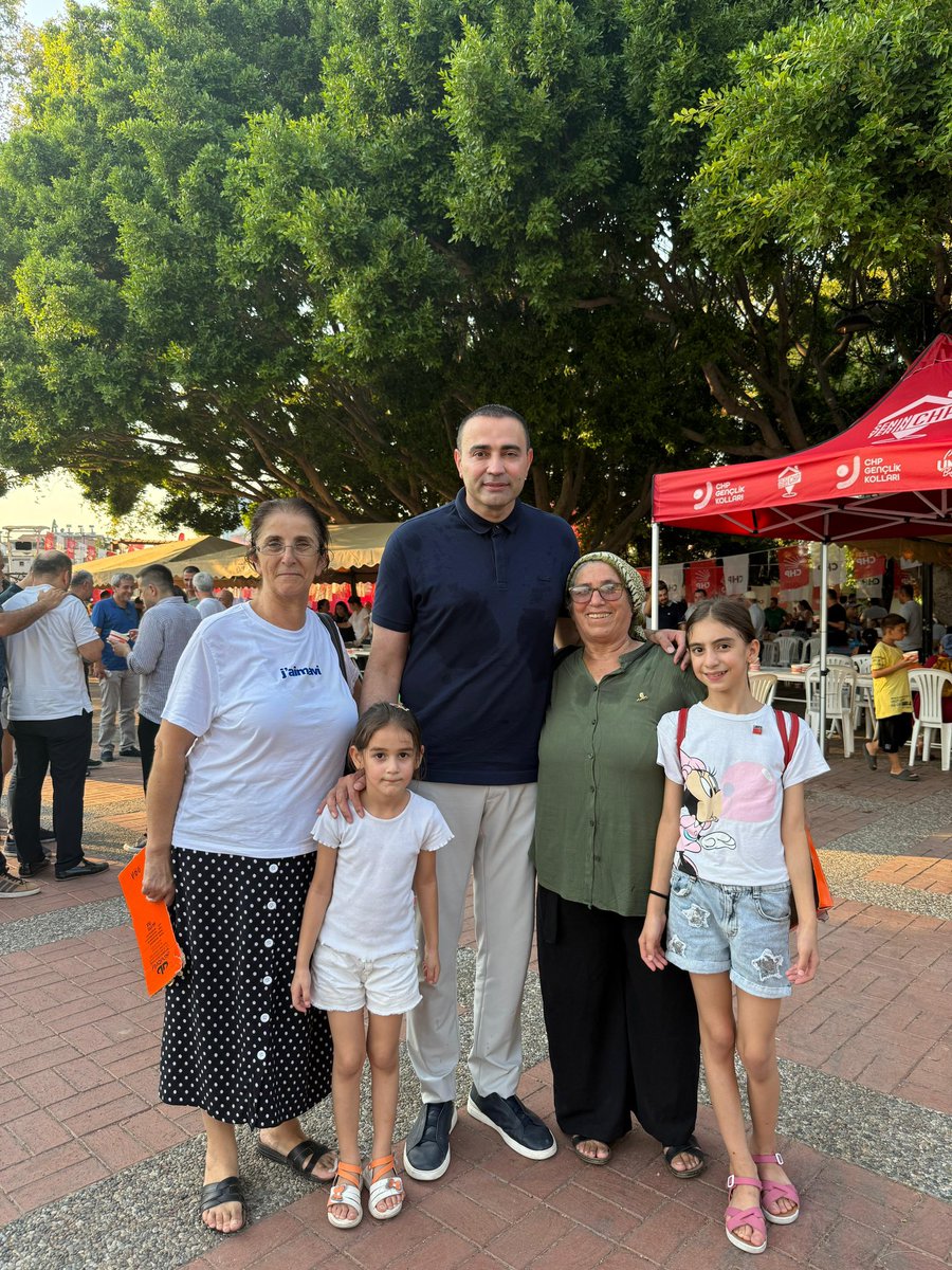 AykutKaya07's tweet image. Manavgat İlçe Örgütümüzün Muharrem ayı münasebetiyle Cumhuriyet Meydanı’nda düzenlemiş olduğu aşure etkinliğine katıldık.
Belediye Meclis Üyemiz Mehmet Çevik’in de tahliye olarak aramıza katılması bizi ayrıca mutlu etti.
Yüce Allah ibadetlerimizi ve dualarımızı kabul etsin.…