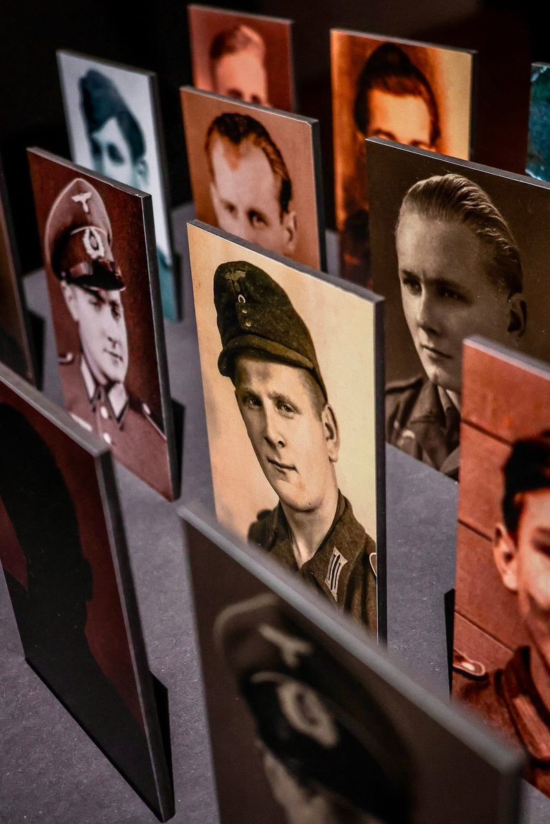 „Nasi chłopcy. Mieszkańcy Pomorza Gdańskiego w armii III Rzeszy”
Kilka fotografii z wystawy autorstwa Karoliny Misztal-Świderskiej.
Ci, którzy chcą zrozumieć tę ekspozycję, podejdą do niej z szacunkiem – zarówno do historii, jak i losów ludzi, których dotyczy.
Ci natomiast,