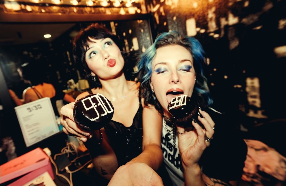 930Club's tweet image. Kisses & cupcakes from @daisygrenade😚🧁
📸: @jamiehrice
🧁: @buzzbakeshop