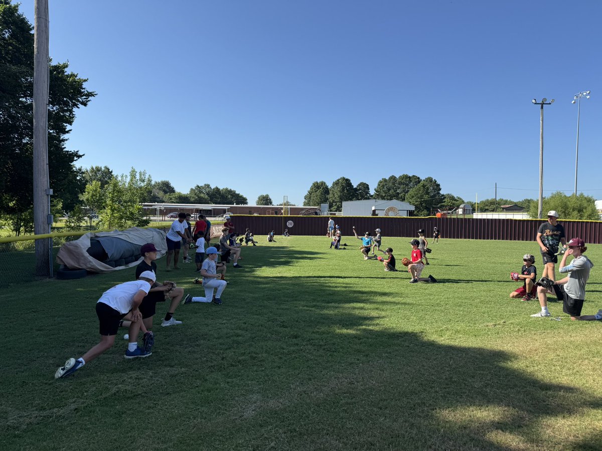 LincolnWolvesSB's tweet image. We had an amazing turnout for Day 1 of Pee Wee Baseball/Softball Camp with 50 athletes! We can’t wait to see everyone for day 2! Thank you to all the parents for allowing us to work with your kiddos today! 🐺🥎