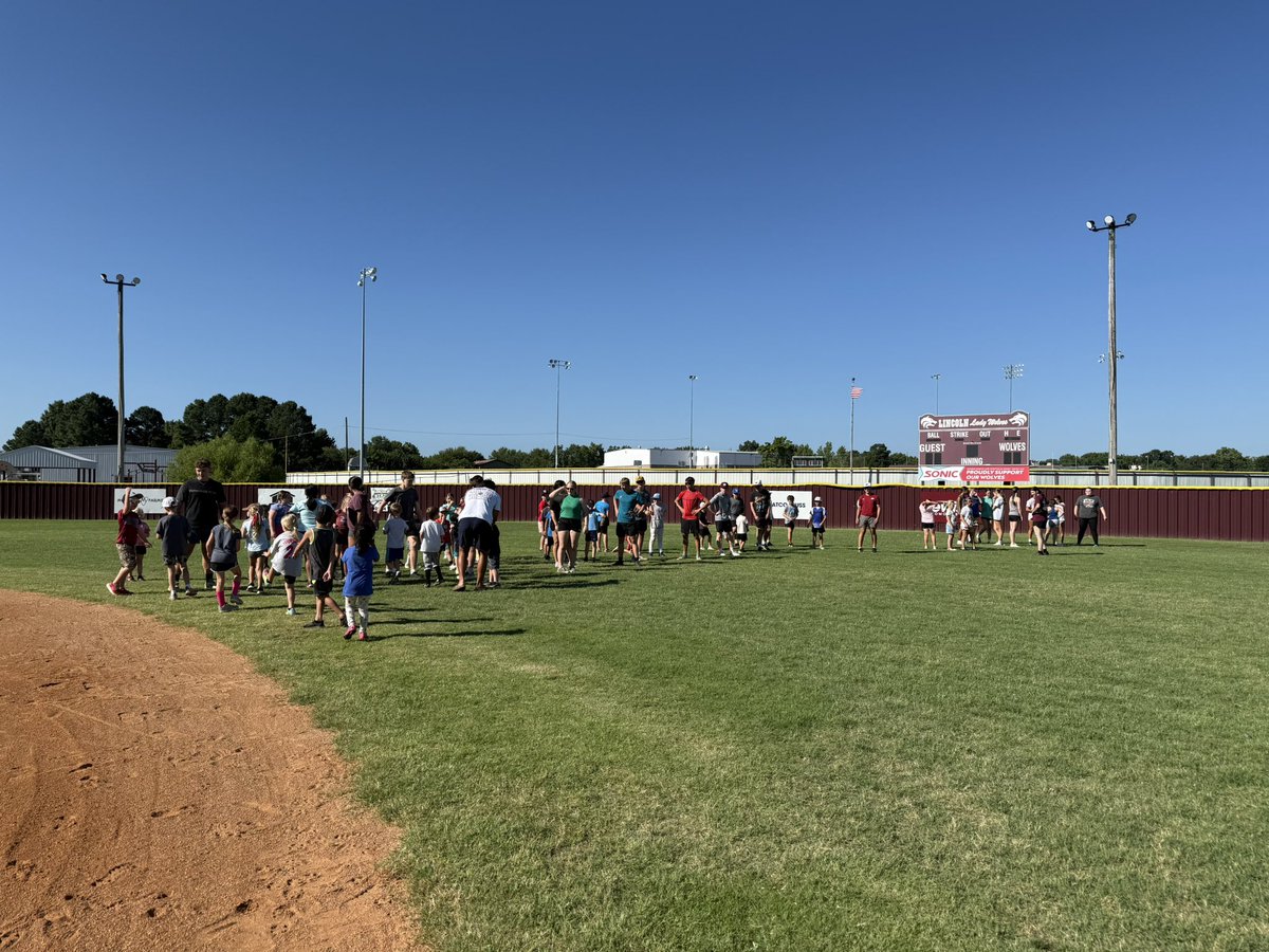 LincolnWolvesSB's tweet image. We had an amazing turnout for Day 1 of Pee Wee Baseball/Softball Camp with 50 athletes! We can’t wait to see everyone for day 2! Thank you to all the parents for allowing us to work with your kiddos today! 🐺🥎