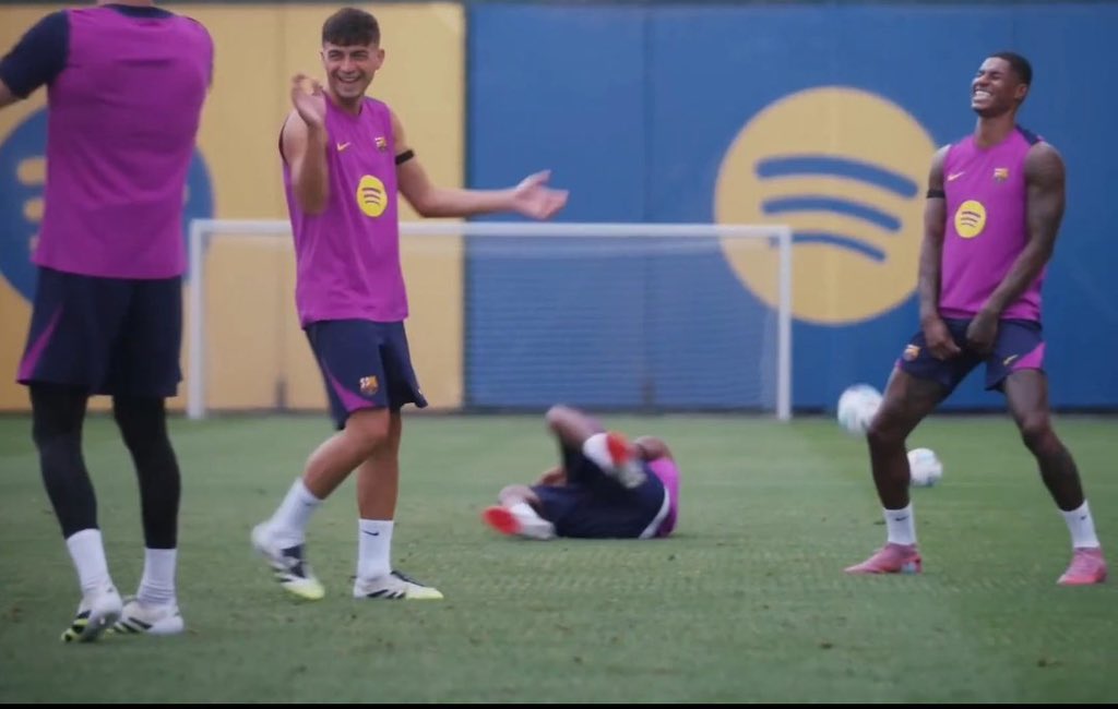 AnabellaMarvy's tweet image. Rashford has already fitted in and is having so much fun with the Barca players 🥹