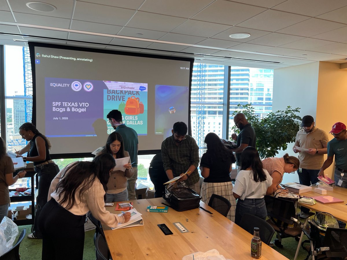 salesforcejobs's tweet image. Teams in Dallas invited the office to donate school supplies, then packed them into backpacks for their local Boys and Girls Club. 🎒✨ Fantastic job, team!