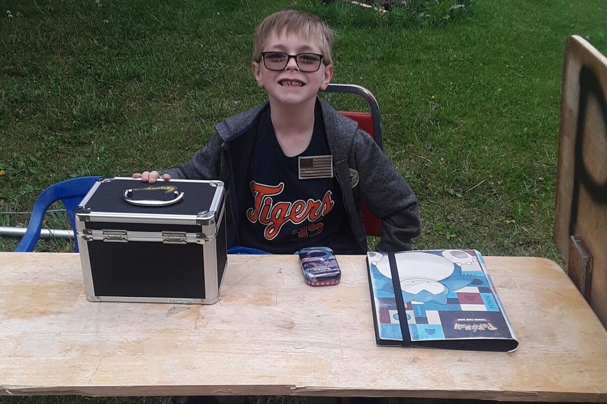 JVCom's tweet image. En 2021, un jeune américain de 8 ans a vendu sa collection de cartes Pokémon pour sauver son chiot de 4 mois. ❤
Le chiot était atteint de parvovirose, une maladie virale. Issu d'une famille modeste, Kryson Kliemann a décidé de vendre ses cartes pour réunir les 800$ du…