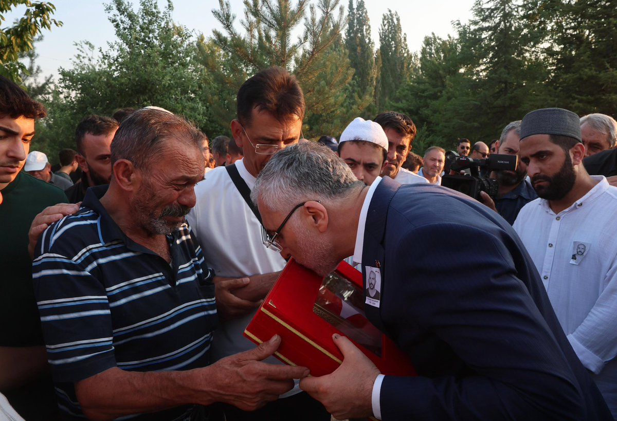 csgbakanligi's tweet image. Çalışma ve Sosyal Güvenlik Bakanımız Sayın Prof. Dr. @isikhanvedat, Eskişehir’de orman yangını nedeniyle şehit olan orman işçisi Tolunay Kocaman’ın cenaze törenine katıldı.