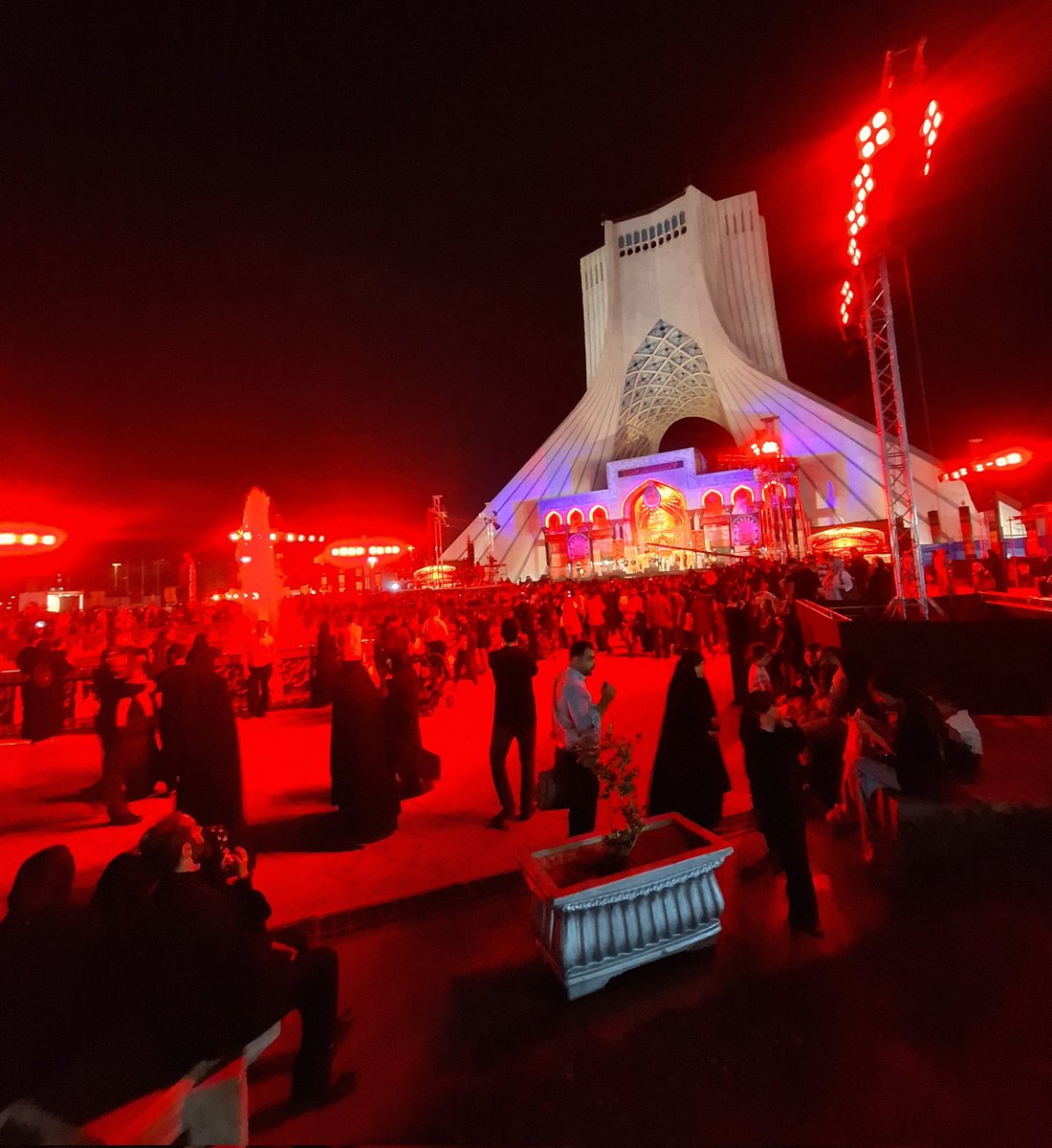 ayrany_ban51795's tweet image. اومدیم #محرم_شهر در میدان آزادی طهران..
مثل سالهای گذشته فضای معنوی و دوستداشتنی و استقبال مردم طهران.
امسال دور میدان آزادی رو حصار کشیدن و ورودی میدان رو بازرسی گذاشتن..
خداقوت به شهرداری تهران و نیروی انتظامی که ضمن رعایت مسائل امنیتی ، محرم شهر رو برگزار کردند
@arzakani4