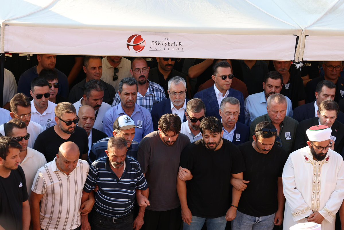 csgbakanligi's tweet image. Çalışma ve Sosyal Güvenlik Bakanımız Sayın Prof. Dr. @isikhanvedat, Eskişehir’de orman yangını nedeniyle şehit olan orman işçisi Tolunay Kocaman’ın cenaze törenine katıldı.