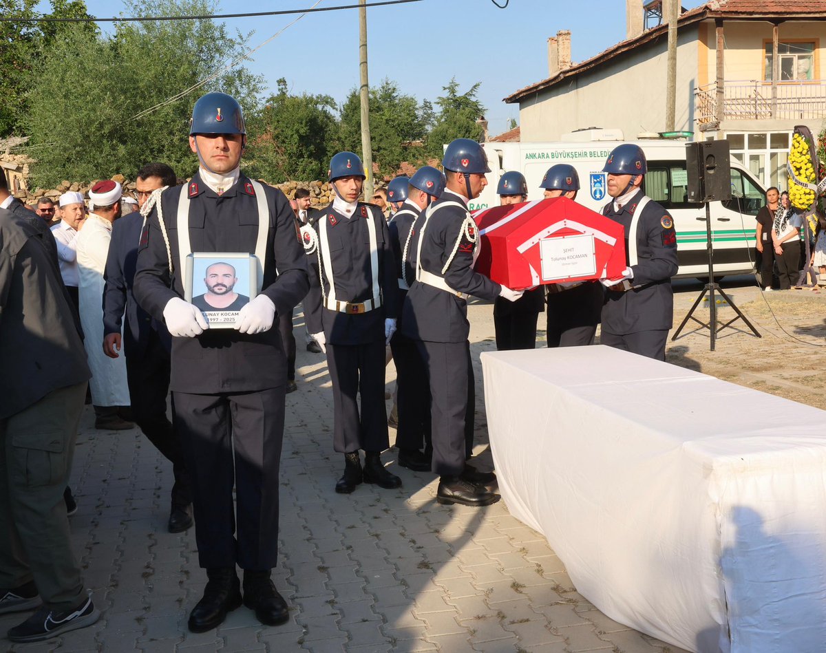 csgbakanligi's tweet image. Çalışma ve Sosyal Güvenlik Bakanımız Sayın Prof. Dr. @isikhanvedat, Eskişehir’de orman yangını nedeniyle şehit olan orman işçisi Tolunay Kocaman’ın cenaze törenine katıldı.