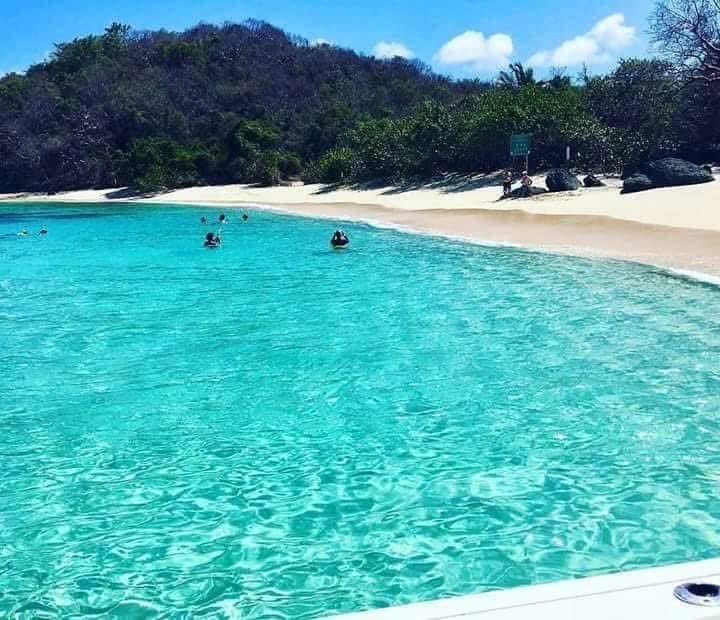 WeatherWatchPR's tweet image. Para nuestros amigos playeros: Si la playa Las Picuas en Río Grande que te mostré anteriormente no es suficiente, pues estas sí que te van a gustar, Las Playas Cristalinas de la Isia de Culebra. Escápate este fin de semana largo.