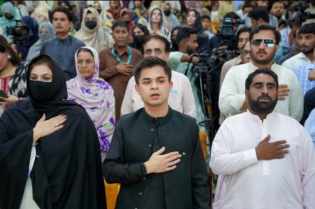 TaniaBaloch3's tweet image. پاکستان ایک سرکس کی مانند ہےجہاں ریاست وقتافوقتا کرتب دکھانے کے لیے نت نئے کردار اپنے تماش بینوں کے اگے پیش کرتارہتا ہے.ایک طرف بلوچستان کی نوجوان نسل پابند سلاسل اور مزاحمتی تحریک کاحصہ ہےتو دوسری طرف ان جوکرز کوینگ پارلیمنٹیرینز کا نام دے کر بھونڈا مذاق کرنے کی کوشش کی جارہی ہے