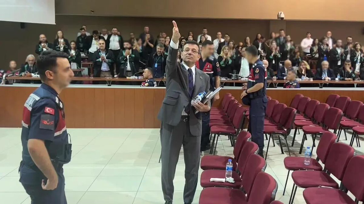 İmamoğlu:

💬"Beyaz Toros paylaşan savcı, ifademi alan savcıdır. Odasından ayrılırken, ‘Sayın Başkan, kusura bakmayın. Yarın cumhurbaşkanı olur, masanın bu tarafına siz oturursunuz. Ben diğer tarafa geçerim, o zaman da siz bizi yargılarsınız’ dedi."

serbestiyet.com/featured/piyas…