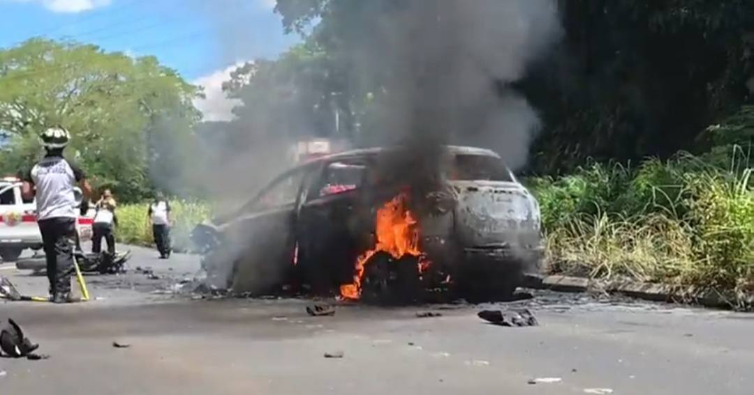 CanalAntigua's tweet image. 🚨 Colisión entre una camioneta agrícola y una motocicleta deja dos personas fallecidas en el km 42 de la CA-1 Oriente, Barberena, Santa Rosa.

⚠️ Paso cerrado con dirección a oriente.

#TránsitoGT #Barberena  #CA1Oriente