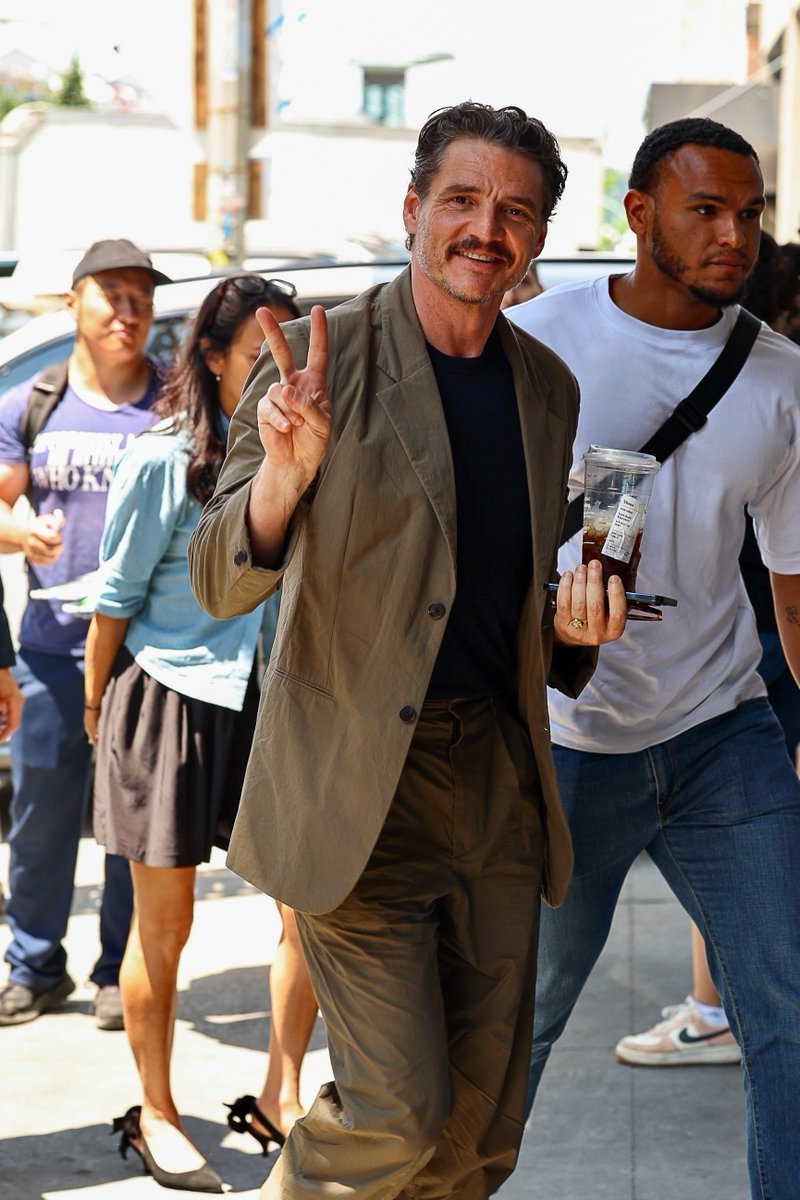 Pedro Pascal Photos tweet media