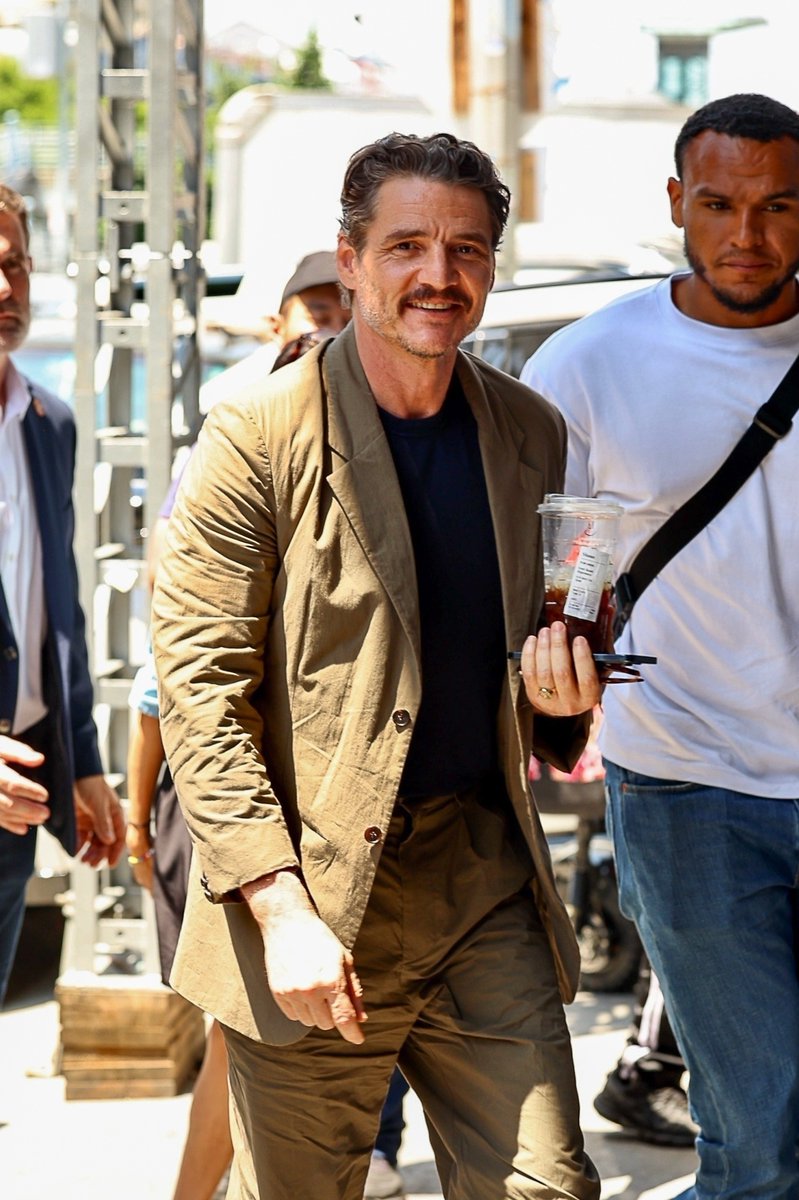 Pedro Pascal Photos tweet media