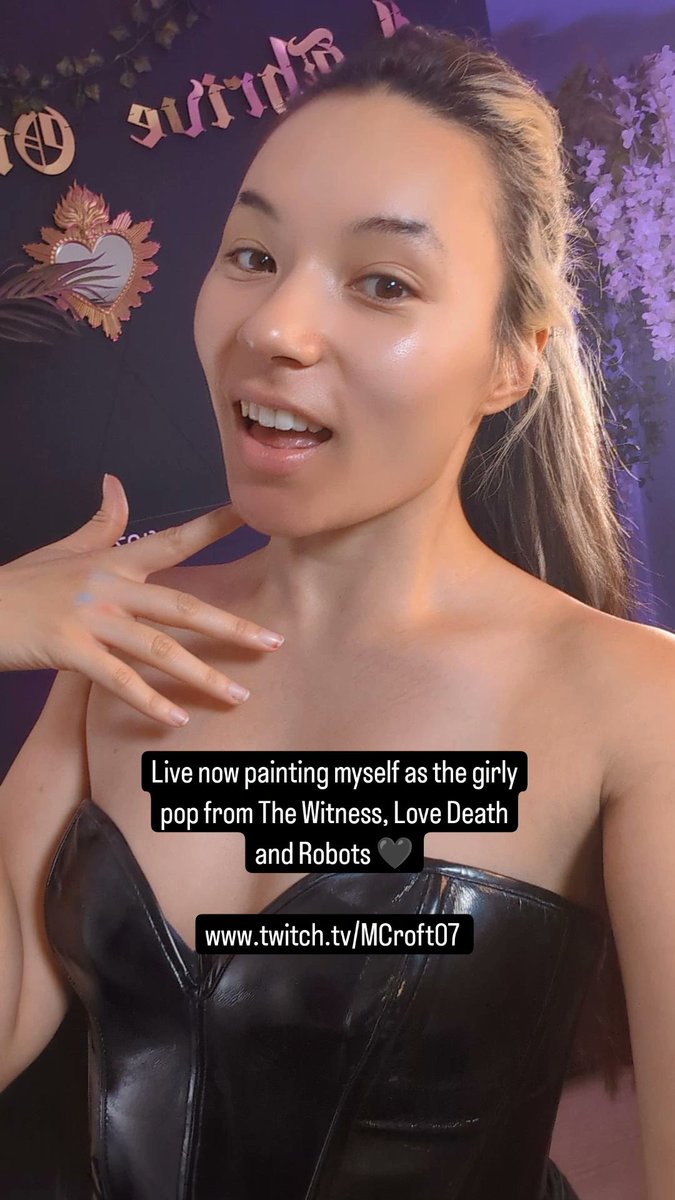 Body painting now 🥰 

twitch.tv/MCroft07