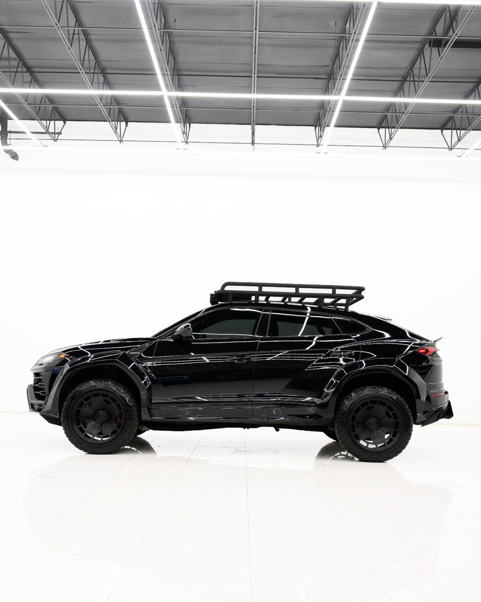 duPontREGISTRY's tweet image. 2022 Lamborghini Urus Off-Road Wide Body | Asking Price: $259,980
The 2022 Lamborghini Urus Off-Road Wide Body is a bold fusion of supercar performance and rugged utility. Featuring widened carbon-fiber fenders, lifted suspension, skid plates, and knobby all-terrain tires, it's…