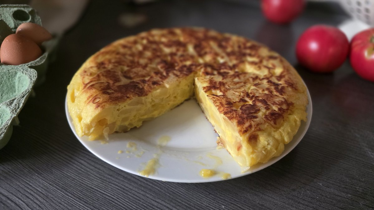 MartaMH13's tweet image. Wenn man Hühner hat die fleißig Eier legen, muss man viele Eier essen. Heute 20 Eier verbraucht.
Tortilla española 😋