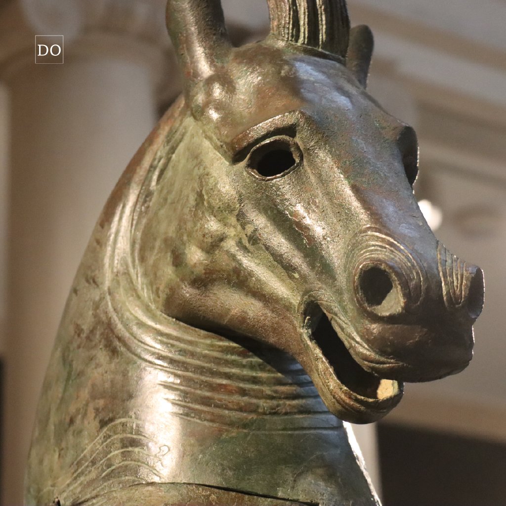 Our bronze horse is back on display! This centuries-old Arabian masterwork is now on view in the Courtyard Gallery. To learn more about this object, from its origins to its reconstruction process, visit the object file at
museum.doaks.org/objects-1/info…