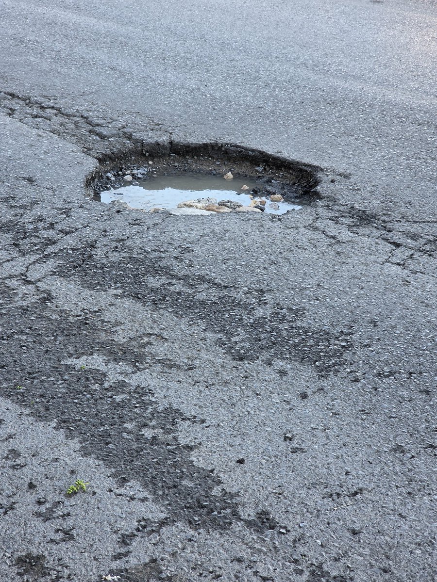 CICsal's tweet image. *BACHE* Ciudadano(a) reporta Bache señala que hay un bache frente al nuevo auditorio Saltillo, tiene asi aproximadamente 2 meses y no se le ha dado atención en Calle 17 1017, C.P. 25294, Entre Calle 10 y Calle 17 #Saltillo @OPublicasSalt @SaltilloGob
crm.ccic.org.mx/seguimiento/?f…
