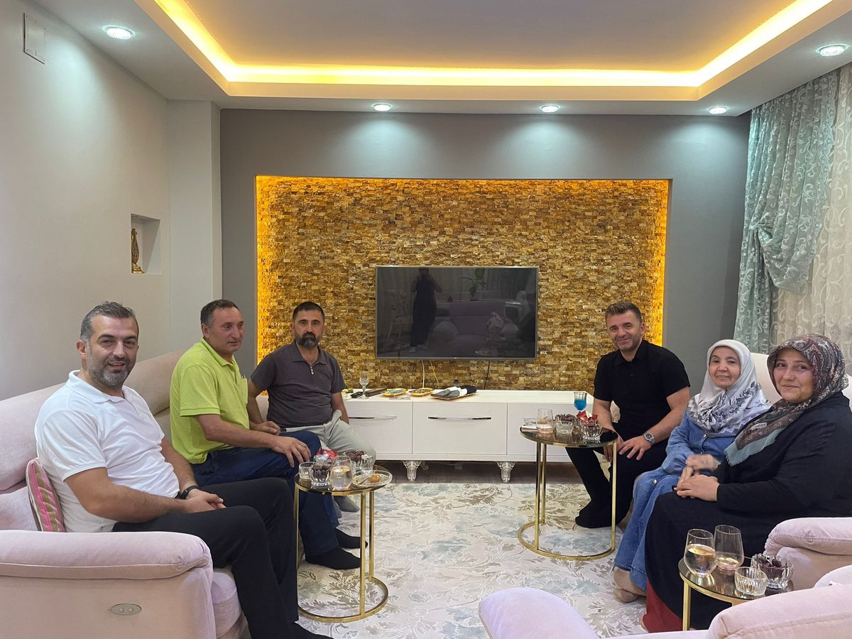 📍Sakarya Mahallesindeyiz

Hac vazifesini yerine getirerek kutsal topraklardan dönen Sakarya Mahalle Başkanımız Yasin Gürel’i

İlçe Kadın Kolları Başkanımız Hatice Genç ve İlçe Yöneticilerimiz Kenan Turgaç ve İrfan Reis ile birlikte ziyaret ettik.

Başkanımıza hayırlı olsun