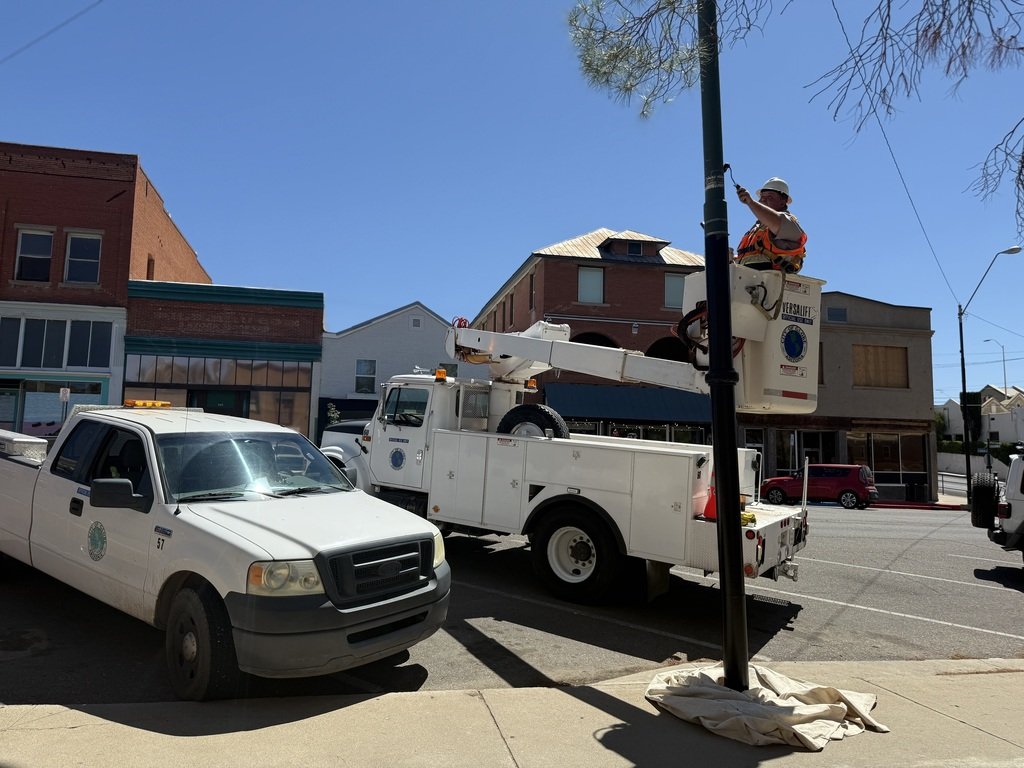 city_globe's tweet image. 🚧 Downtown Beautification in Progress! 🎨 

City Staff are out today giving our downtown light poles a fresh coat of paint!

🖌️ If you’re out and about, please watch for wet paint and say hi!

🌟 This is what #PeopleProcessProgress looks like in action!