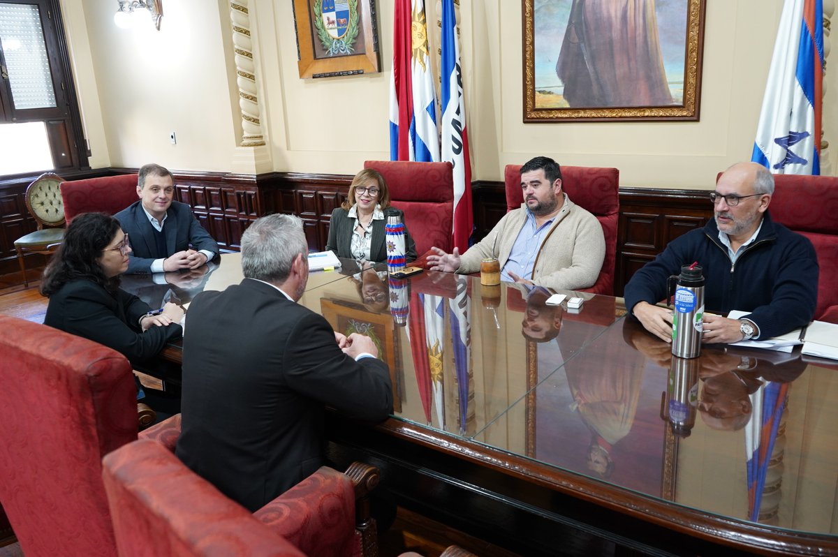 Intendencia de Paysandú (@idpaysandu) on Twitter photo El Intendente <a href="/OliveraPdu/">Nicolás Olivera</a> recibió a su par de <a href="/municoloner/">Municipalidad de Colón</a>, <a href="/JoseLuisWalser/">José Luis Walser</a>, con quien dialogó sobre integración y turismo. Ante la preocupación por la planta de hidrógeno verde, la Intendencia brindó información y detalles para ofrecer certezas sobre su desarrollo. El Intendente <a href="/OliveraPdu/">Nicolás Olivera</a> recibió a su par de <a href="/municoloner/">Municipalidad de Colón</a>, <a href="/JoseLuisWalser/">José Luis Walser</a>, con quien dialogó sobre integración y turismo. Ante la preocupación por la planta de hidrógeno verde, la Intendencia brindó información y detalles para ofrecer certezas sobre su desarrollo.
