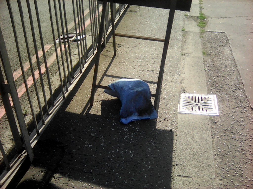 Spotted full, blue-coloured sandbag, a potential trip hazard, on Drumbrae South roundabout EH12 pavement yesterday evening. Put it back on temporary road sign around corner where presume it came from. #WhoPutThatThere