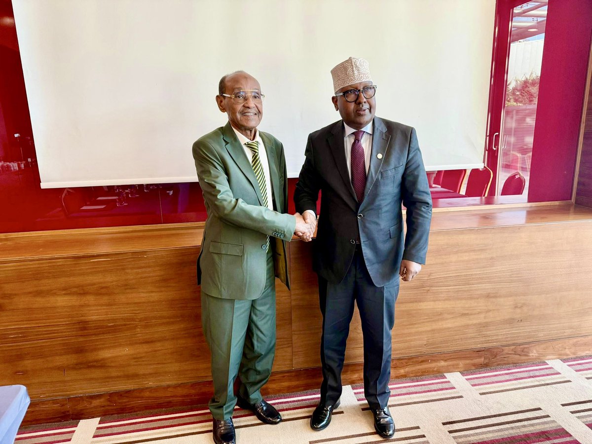 MoDSomaliya's tweet image. The Minister of Defence, H.E. Ahmed Moallim Fiqi, met with his Djiboutian counterpart, H.E. Hassan Omar, on the sidelines of the International Defence Industry Fair (IDEF 2025) in Istanbul, Türkiye.
The discussion focused on strengthening bilateral defence cooperation and…