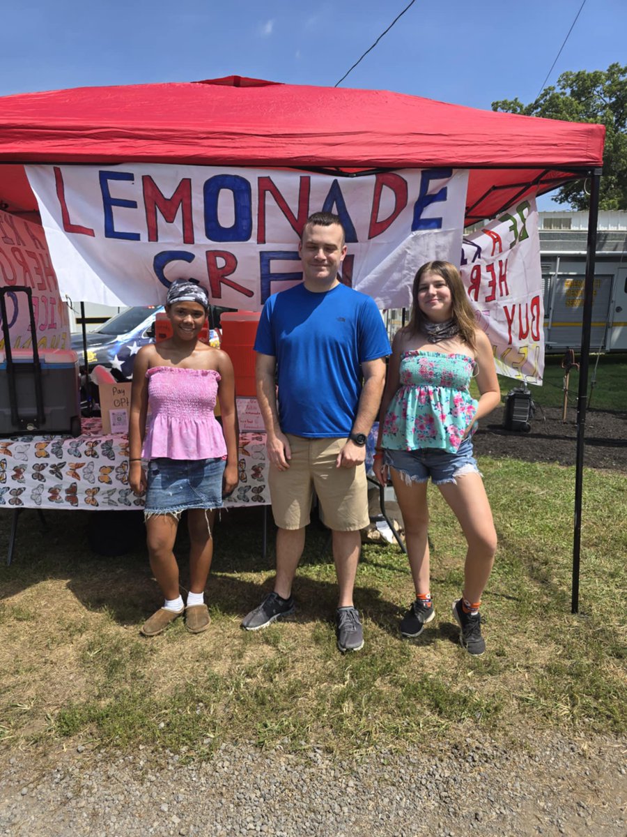 butlersheriff's tweet image. It’s hot outside—but hey, it’s summertime, and that means the Butler County Fair is here!! ☀️🎡
Need to cool off? The Lemonade Crew has you covered! 🍋🥤
You’ll find them at the Butler County Sheriff’s Office booth, serving up ice-cold lemonade for a great cause. These young…