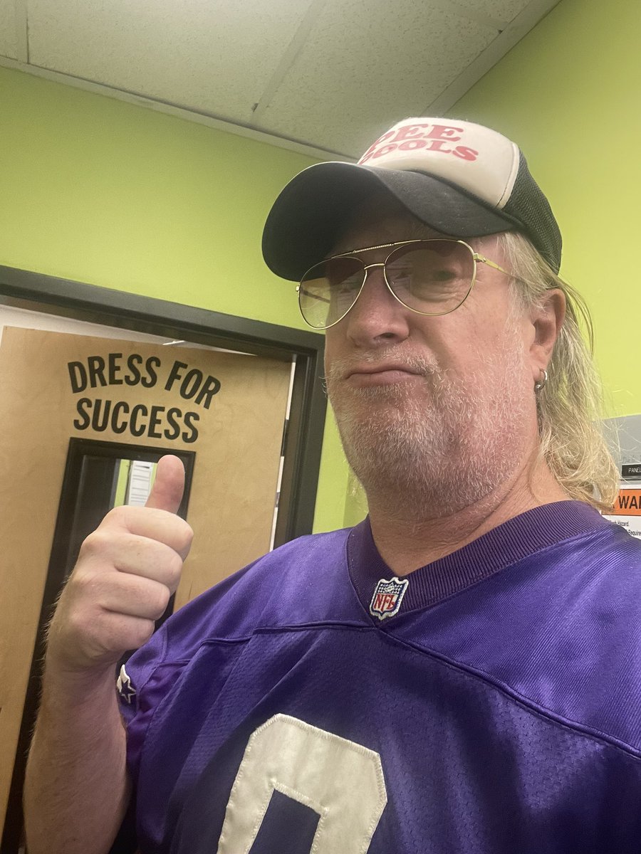 realizzypresley's tweet image. Looks like I picked the wrong day to wear a Vikings jersey…..