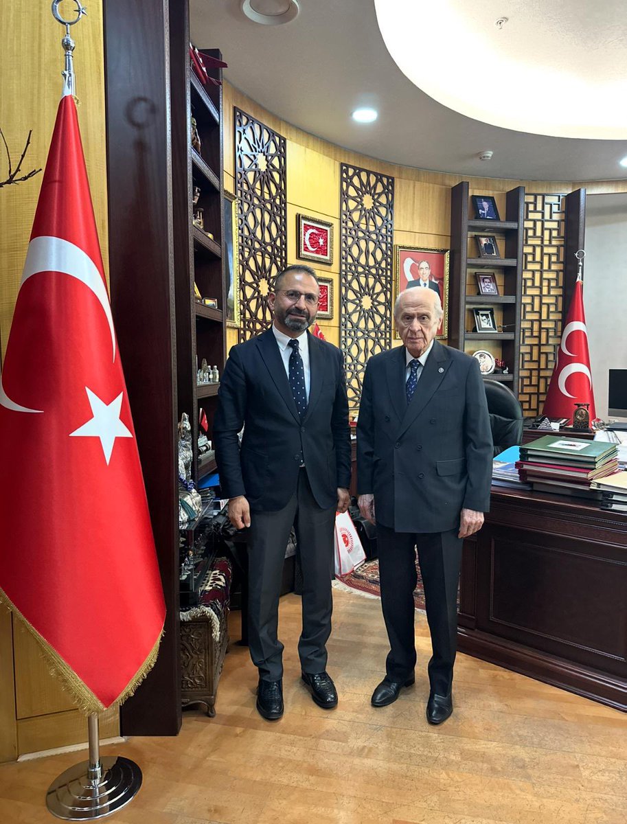 DasdemirHilmi's tweet photo. MHP Lideri Büyüğümüz Sayın @dbdevletbahceli’yi ziyaret ederek kendilerine “Terörsüz Türkiye Vizyonu” ile ilgili yaptığımız araştırmaları arz ettik.

Ayrıca kendileri ile, Terörsüz Türkiye vizyonunun yanı sıra Kürt ve Alevi Cumhurbaşkanı Yardımcıları düşüncesi hakkındaki ve genel gündemdeki konulara ilişkin sohbet edip fikirlerinden istifade ettik.

Öncelikle sağlığının gayet yerinde olduğunu ifade etmeliyim.

Kendilerine kabulleri için teşekkür ediyor. 

Allah’tan sağlıklı uzun ömürler diliyorum.