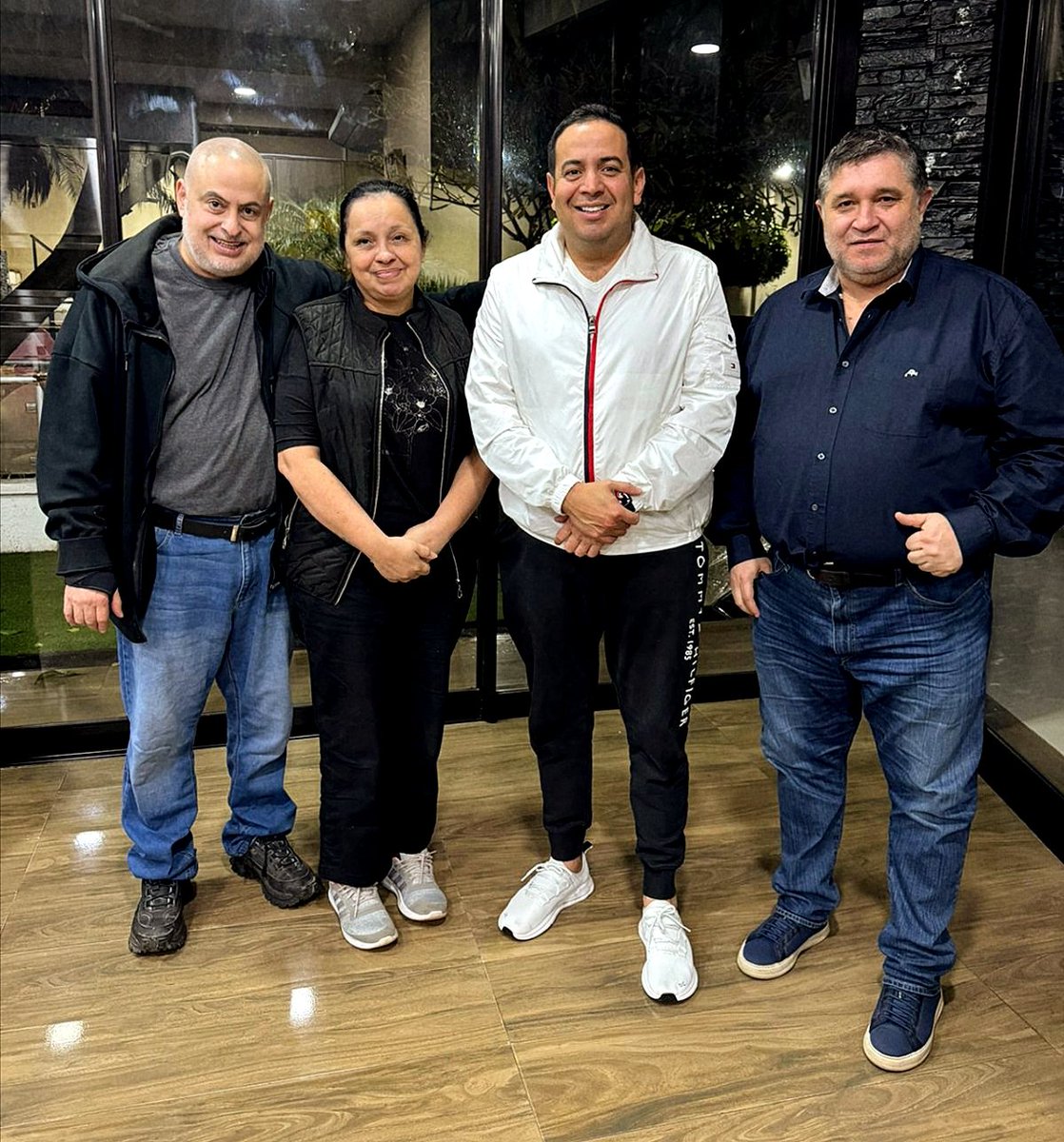 ParaguayoCubas's tweet image. EN VILLA ELISA... Con Yolanda Paredes (Senadora - Cruzada), Ricardo Estigarribia (Gobernador de Central - PLRA) y Alcides Riveros (Intendente de Fdo. de la Mora - PLRA) 😃.... Análisis de las Municipales 2026 y Generales 2028 🇵🇾
#AcuerdoGuaraní #PLRA #CruzadaNacional
