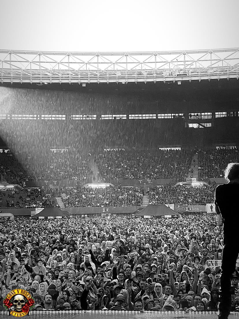 gnreternobr's tweet image. Axl no Ernst Happel Stadion, Vienna, Austria 🇦🇹
Chove muito em Vienna ☔️
📷 @gunsnroses
#AxlRose #GunsNRoses #GnFnR