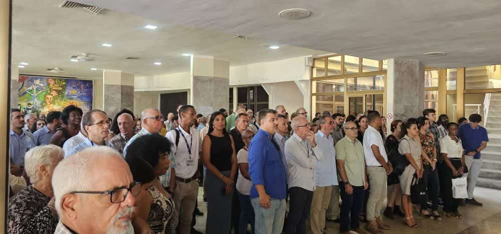 AnayansiRCamejo's tweet image. Realizamos en @CubaMINREX un matutino por el Día de la Rebeldía Nacional. Rendimos tributo a  héroes y mártires de la Generación del Centenario.

Ratificamos compromiso de defender el legado de hombres y mujeres q ofrendaron su vida por el futuro de la Patria.

#LaLuchaNoHaCesado