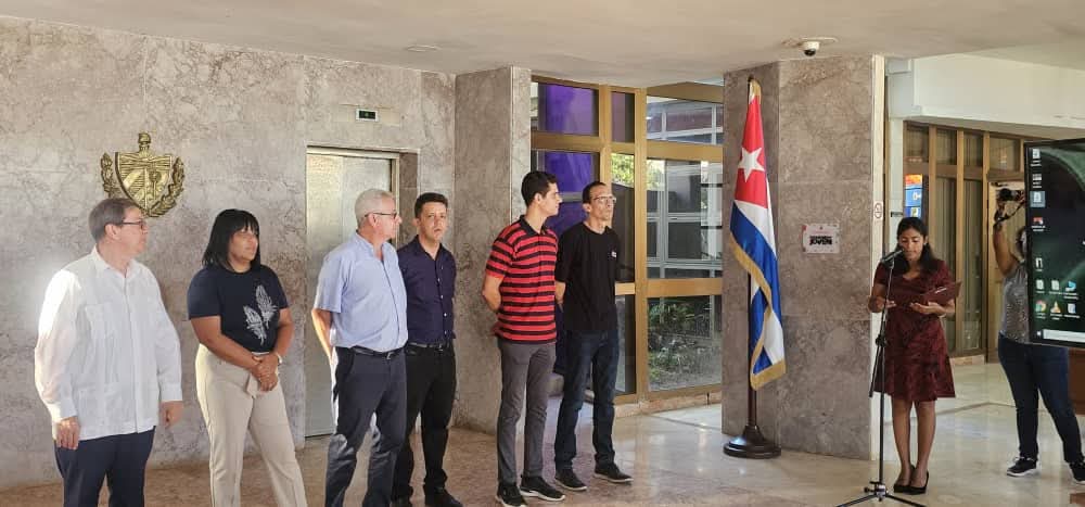 AnayansiRCamejo's tweet image. Realizamos en @CubaMINREX un matutino por el Día de la Rebeldía Nacional. Rendimos tributo a  héroes y mártires de la Generación del Centenario.

Ratificamos compromiso de defender el legado de hombres y mujeres q ofrendaron su vida por el futuro de la Patria.

#LaLuchaNoHaCesado