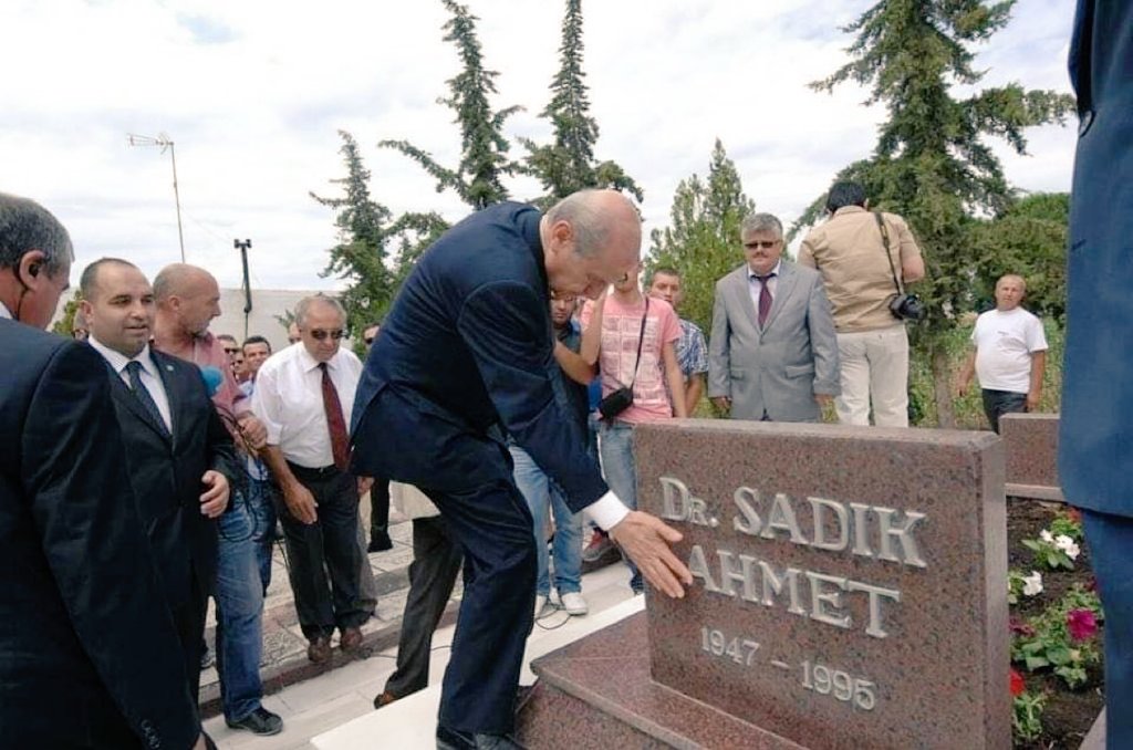 Batı Trakya Türklerin efsanevi lideri, Karamanlı hemşehrimiz, şehit Dr. #SadıkAhmet'i şehadetinin 30. yılında minnet ve rahmet ile yâd ediyorum. 
Mekânı Cennet, ruhu şâd olsun.